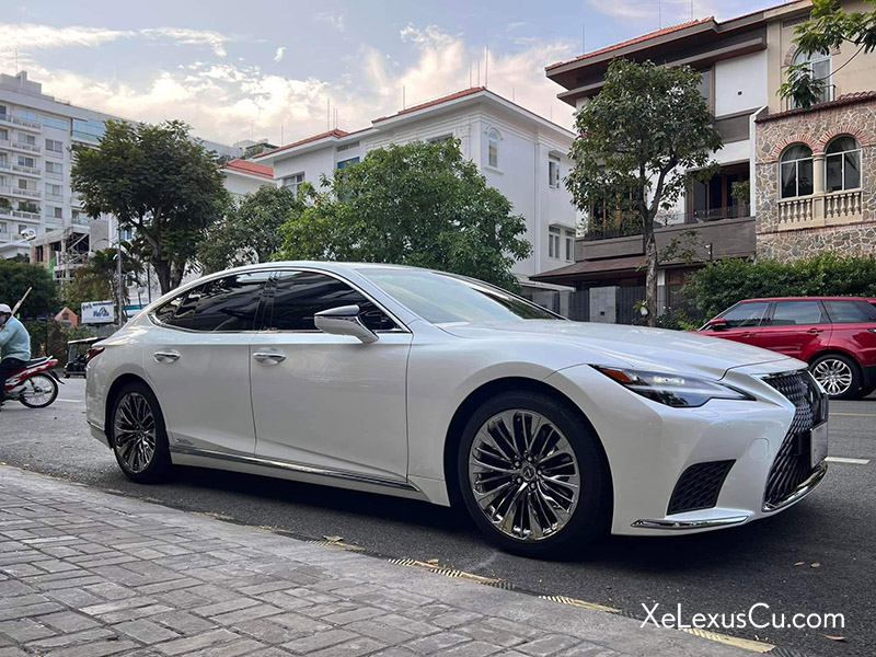 Bán xe Lexus LS 500h màu trắng, đăng ký năm 2022, mới chạy lướt 6459 km, đẹp như mới