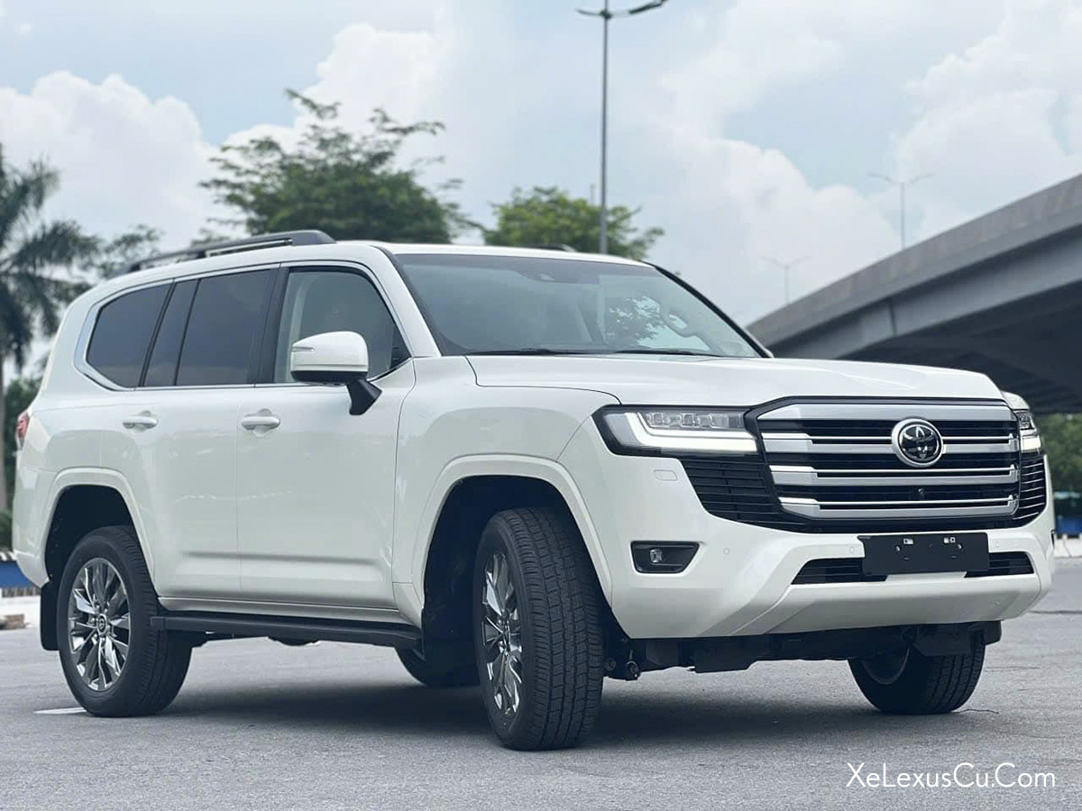 Toyota Land Cruiser màu trắng